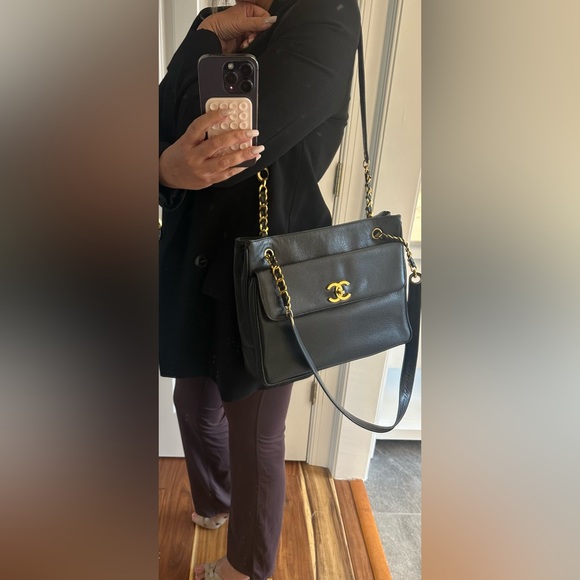 CHANEL Black Shoulder Bag with Gold Accents - Picture 8 of 17